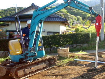 油圧オーガ（杭打ち機）